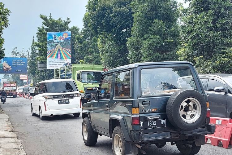 Arus lalu lintas di kawasan wisata Lembang, Bandung Barat, Sabtu (14/5/2022).