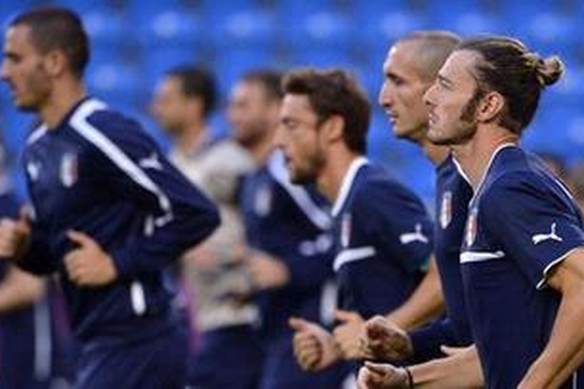 para pemain Italia berlatih serius untuk persiapan menghadapi laga terakhir dan penentuan di Grup C Piala Eropa 2012 lawan Irlandia, Senin atau Selasa (19/5/2012) dini hari WIB.