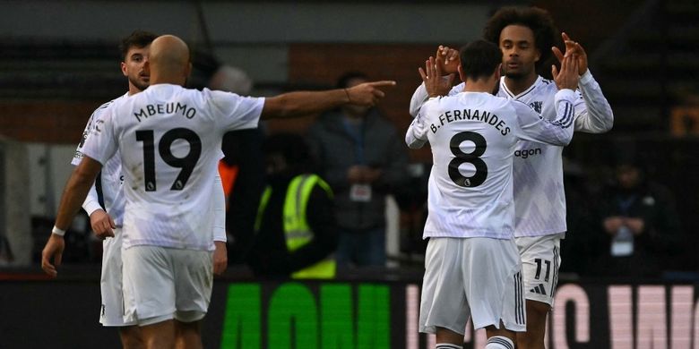 Joshua Zirkzee (kanan) merayakan mencetak gol penyama kedudukan dalam pertandingan sepak bola Liga Inggris antara Crystal Palace vs Manchester United di Selhurst Park di London selatan pada 30 November 2025. (Foto oleh Glyn KIRK / AFP) 