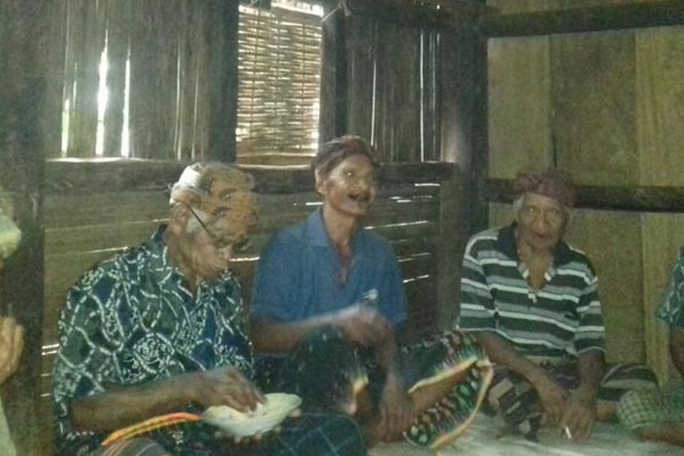 Tua adat di Kampung Paua, Desa Mosi Ngaran, Kecamatan Elar Selatan, Kabupaten Manggarai Timur, Flores, NTT, Senin (16/4/2018), melangsungkan ritual kewur uwi. Sebuah uwi dipegang sambil diritualkan kepada leluhur, alam semesta dan Sang Pencipta kehidupan sebelum dimakan.