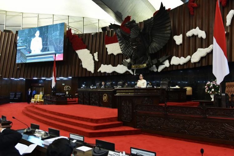 Rapat Paripurna ke-15 Masa Persidangan III Tahun Sidang 2019-2020 di Gedung Nusantara Jakarta, Selasa (12/5/2020).