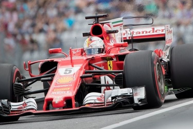 Pebalap Scuderia Ferrari, Sebastian Vettel, memacu mobil pada sesi latihan hari pertama GP Austria, Jumat (7/7/2017).