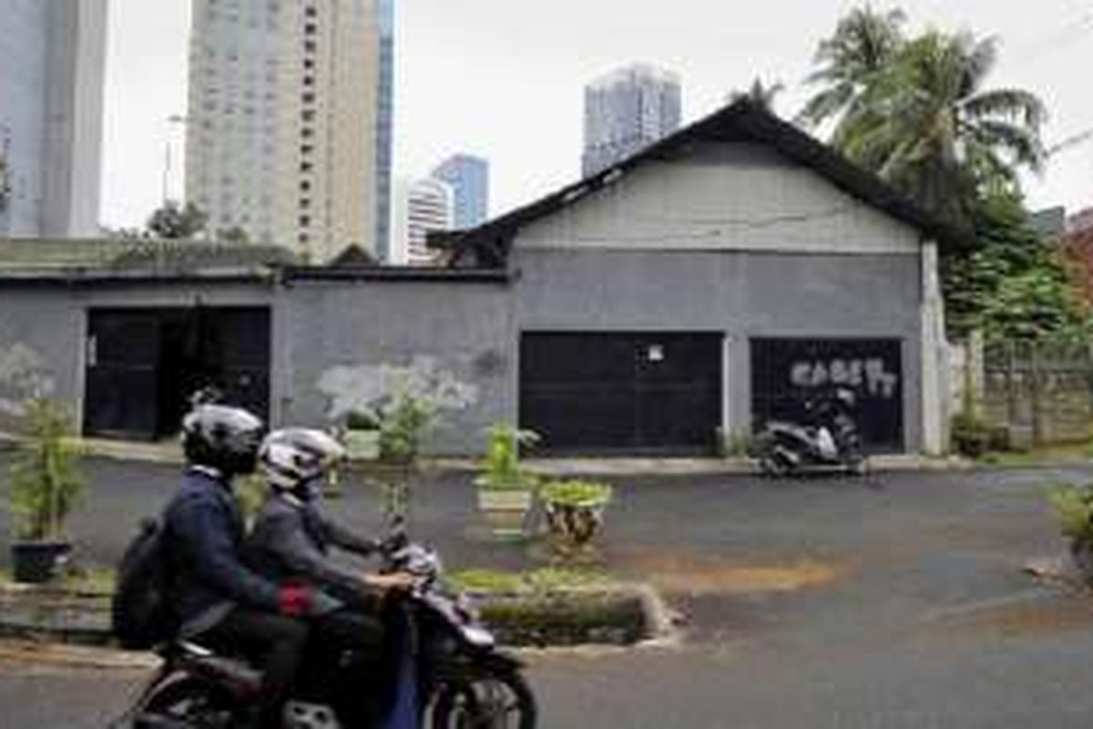 Suasana di Jalan Karet Pasar Baru, Karet Tengsin, Tanah Abang, Jakarta Pusat, Sabtu (8/10). Bangunan dengan pintu berwarna hitam tersebut ditinggali salah satu keluarga Tan Tjeng Sien. 