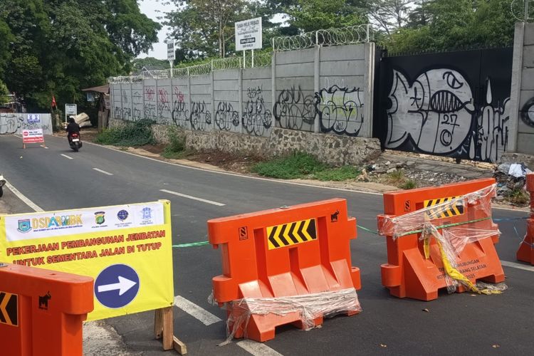 Penyangga Rusak Tergerus Sungai, Jembatan di Jalan Merpati Raya Tangsel Ditutup Total