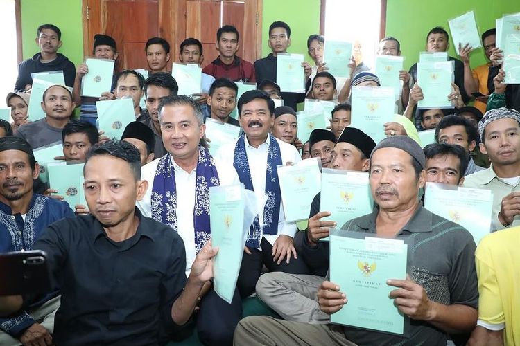 Menteri Agraria dan Tata Ruang/Kepala Badan Pertanahan Nasional (ATR/BPN), Hadi Tjahjanto menyerahkan sertifikat tanah bagi masyarakat terdampak bencana banjir tahun 2020 di Kabupaten Bogor yang telah menduduki Hunian Tetap (Huntap) sejak tahun 2021.