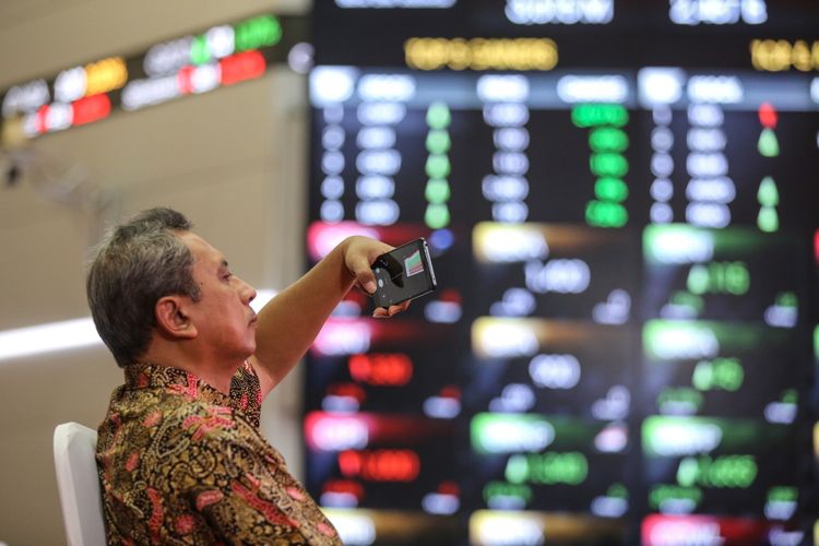 Pengunjung memotret pergerakan Indeks Harga Saham Gabungan (IHSG) di Bursa Efek Indonesia, Jakarta, Senin (25/9/2017).