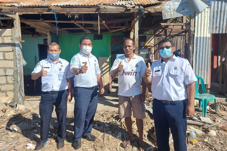 Dewa saat bersama Kepala Stasiun Geofisika Kelas I Kupang Margiono di depan rumahnya yang rusak berat akibat diterjang Badai Seroja