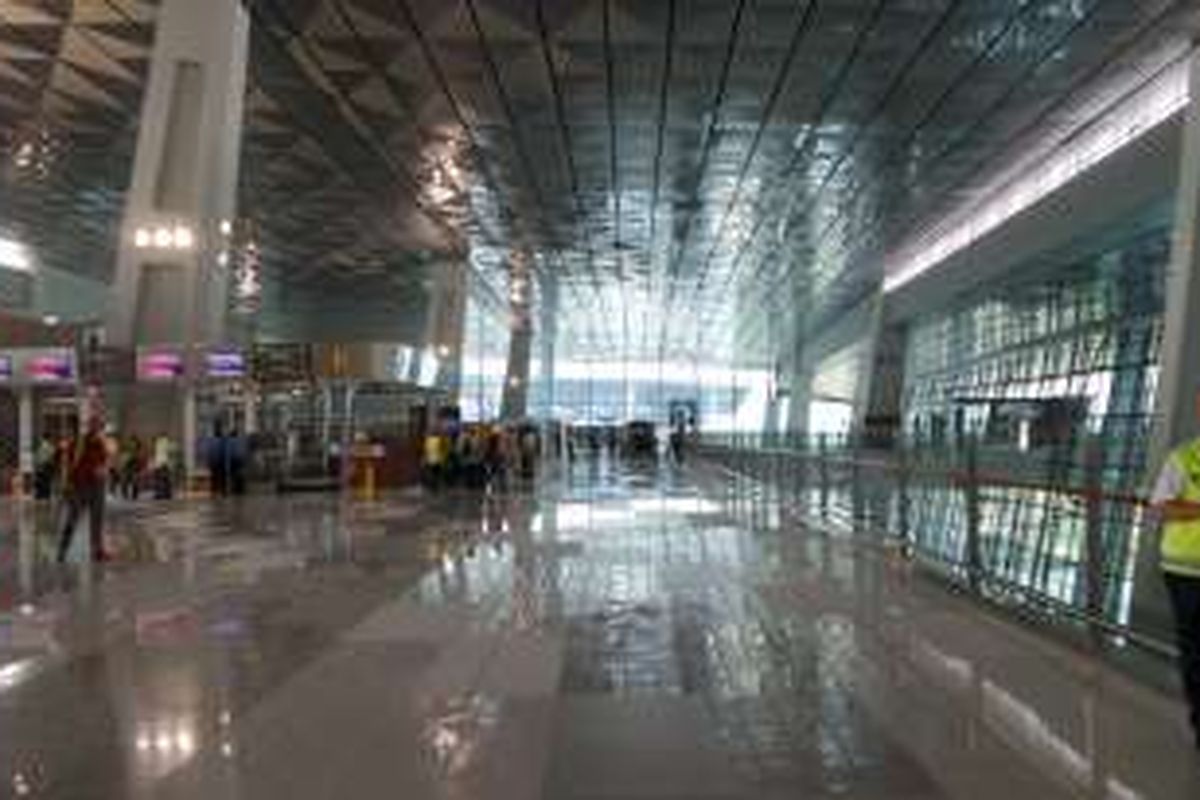 Suasana di dalam Terminal 3 Ultimate Bandara Soekarno-Hatta, Tangerang, Minggu (12/6/2016). Terminal terbesar di Bandara Soekarno-Hatta ini akan dioperasikan pada 20 Juni 2016 mendatang. 