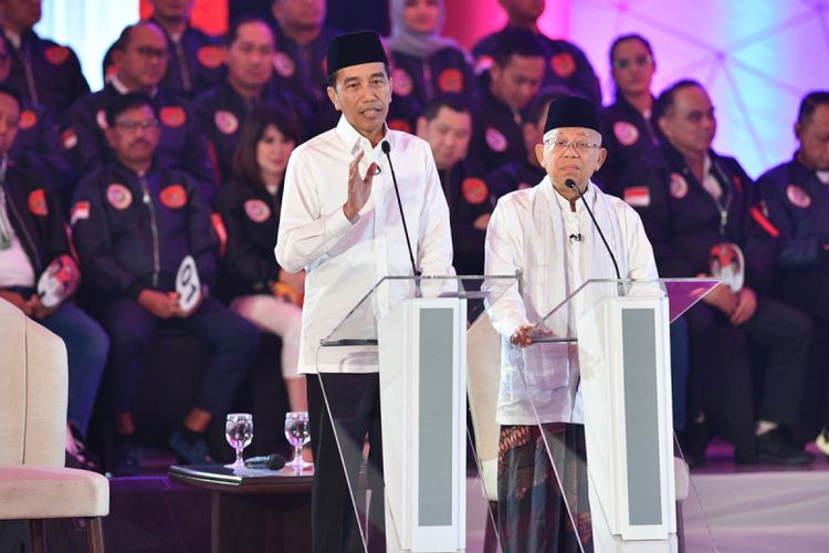 Pasangan capres-cawapres nomor urut 01 Joko Widodo (kiri) dan Maruf Amin mengikuti debat pertama Pilpres 2019, di Hotel Bidakara, Jakarta, Kamis (17/1/2019). Debat tersebut mengangkat tema Hukum, HAM, Korupsi, dan Terorisme. 