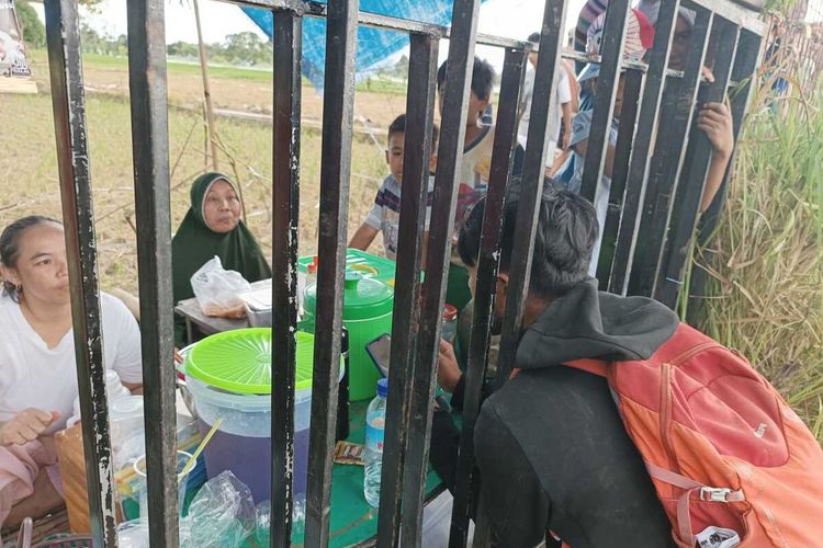 Pedagan nasi bungkus dadakan di Sirkuit MXGP Lombok