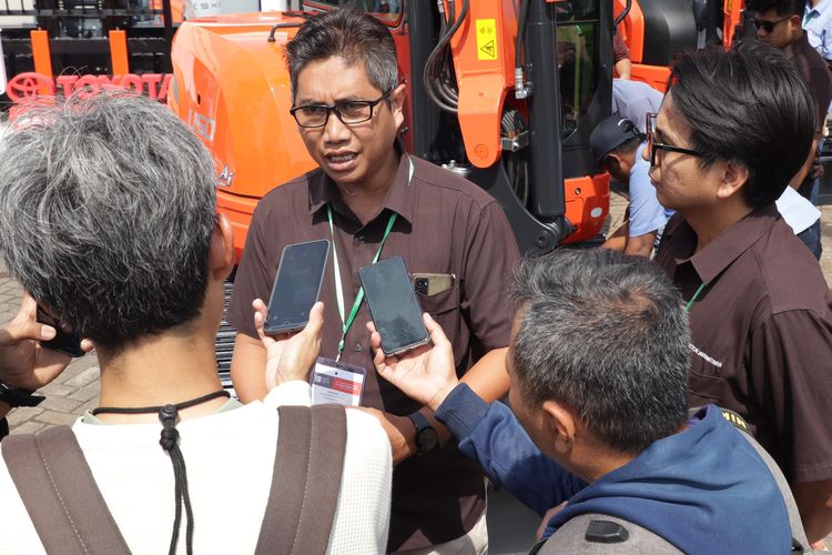 Bapak Rifyan selaku Application Engineering Department Head PT Traktor Nusantara dan Bapak Muhammad Adam Ghafarry selaku Department Head Marketing Communication PT Traktor Nusantara dalam sesi wawancara.