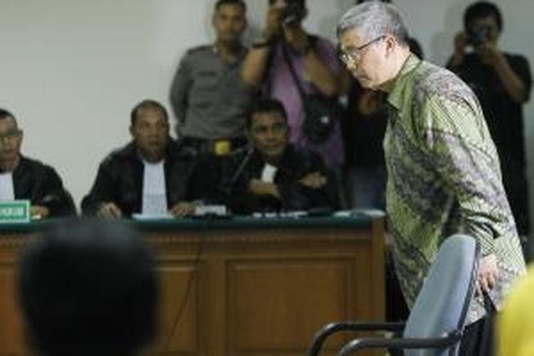 Mantan Ketua Mahkamah Konstitusi, Akil Mochtar menunggu menjalani sidang perdana di Pengadilan Khusus Tindak Pidana Korupsi, Jakarta, Kamis (20/2/2014). Sidang perdana dengan agenda pembacaan dakwaan tersebut terkait kasus dugaan suap penanganan sengketa Pilkada di Mahkamah Konstitusi. KOMPAS IMAGES/KRISTIANTO PURNOMO