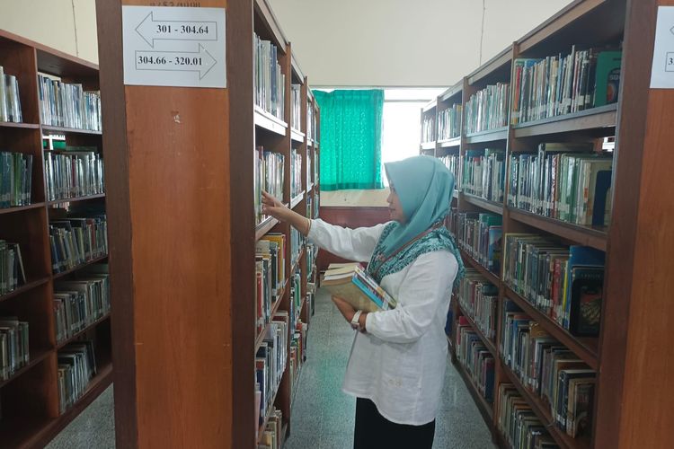 Maya, Pustakawan Unej yang Rajin Buat Resensi untuk Tingkatkan Literasi Publik