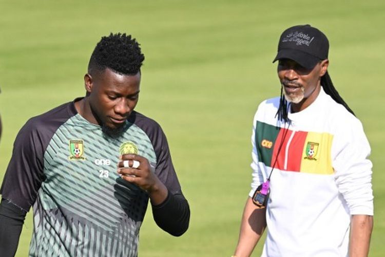 Pelatih timnas Kamerun Rigobert Song (kanan) berbicara kepada Andre Onana (kiri) dalam sesi latihan menjelang laga kedua Grup G Piala Dunia kontra Serbia di Lapangan Al Sailiya SC, Doha, pada 27 November 2022.