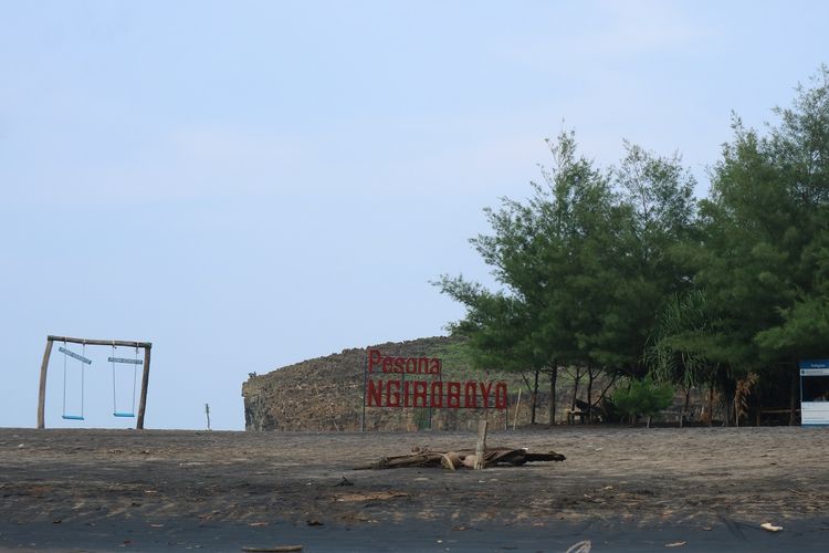 Pantai Ngiroboyo yang merupakan muara dari Sungai Maron, Pacitan, Jawa Timur. Wisatawan bisa berhenti sejenak menikmati keindahan pantai yang tidak terlalu besar ini hingga maksimal dua jam.