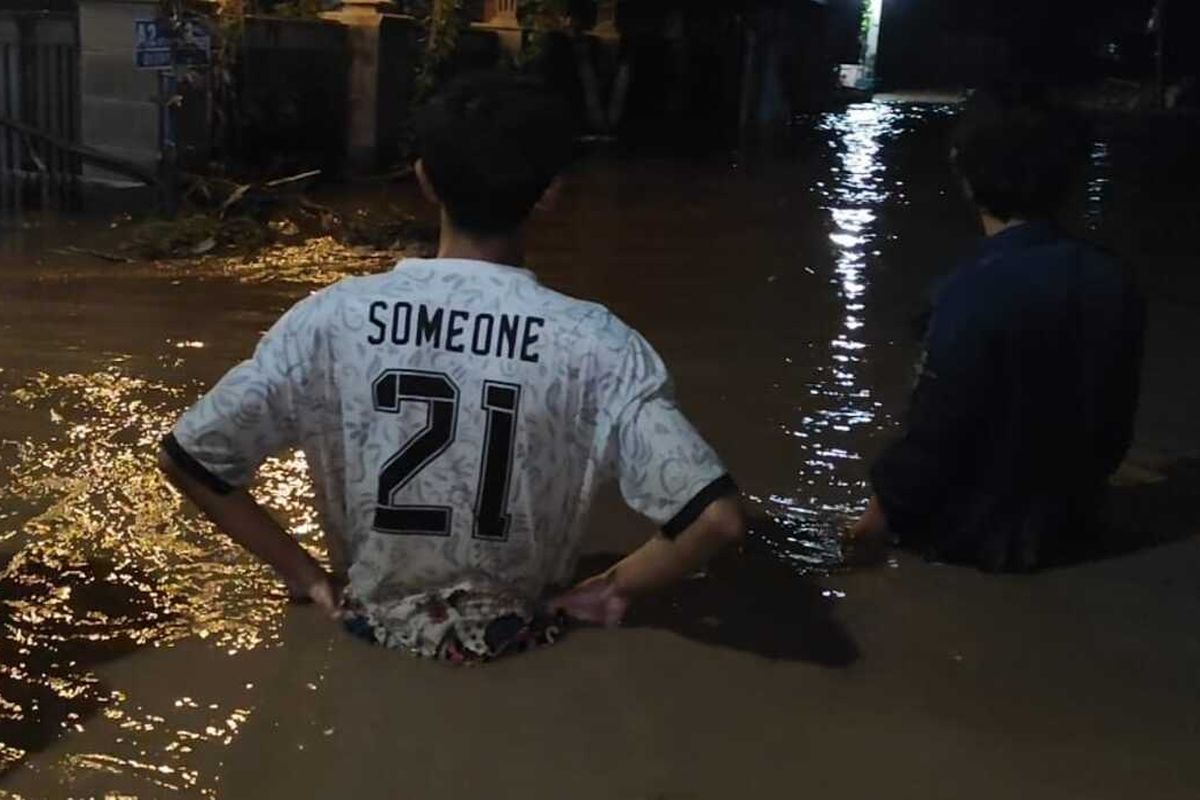 sejumlah warga Desa Watubelah melintasi lokasi banjir, hingga Sabtu (19/1/2025 siang nanti
