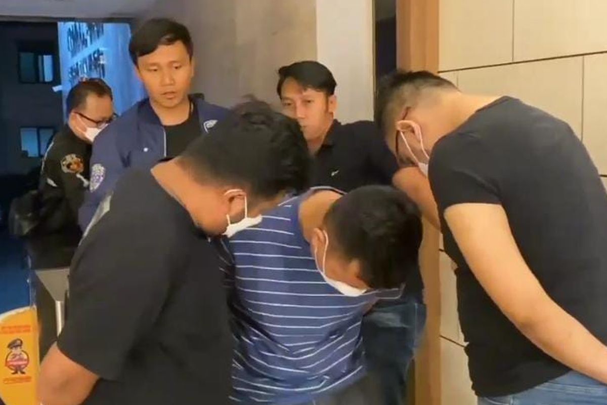 Tiga tersangka baru dari oknum petugas Imigrasi Bali pada kasus jual beli ginjal tiba di Mapolda Metro Jaya, Sabtu (29/8/2023) malam.
