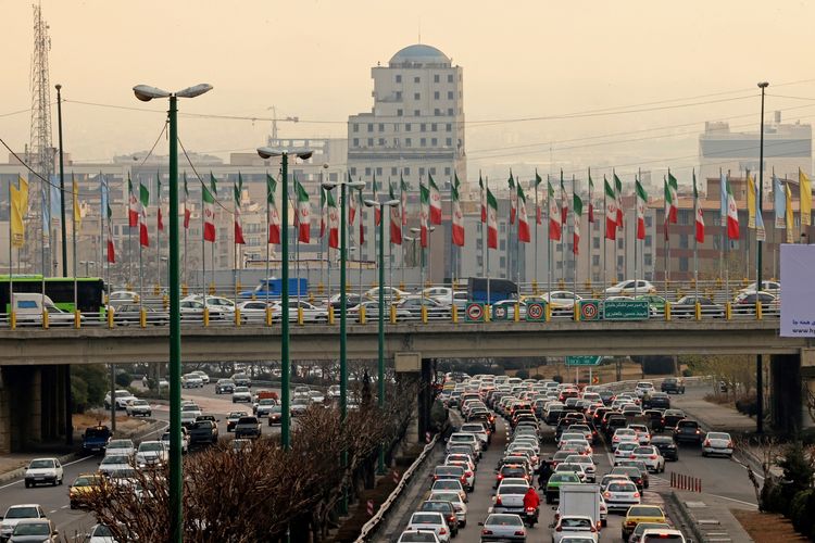 Kemacetan lalu lintas di Ibu Kota Teheran, Iran, pada 18 Januari 2025. Padatnya jalanan menjadi salah satu alasan Iran akan memindahkan ibu kota ke Makran di Teluk Oman.