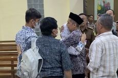 Eks Rektor Karomani Peluk Erat Kedua Anaknya di Ruang Sidang Jelang Vonis Kasus Suap Unila