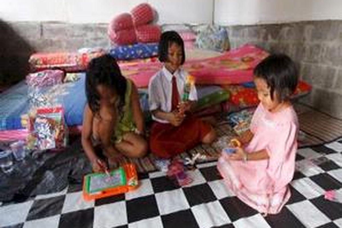 Tiga anak korban Situ Gintung (kiri ke kanan) Ane, Leli, dan Ani bermain di Hunian Sementara Pengungsi Bencana Situ Gintung di pengungsian Kertamukti I, Tangerang, Banten, Rabu (22/4/2009). 