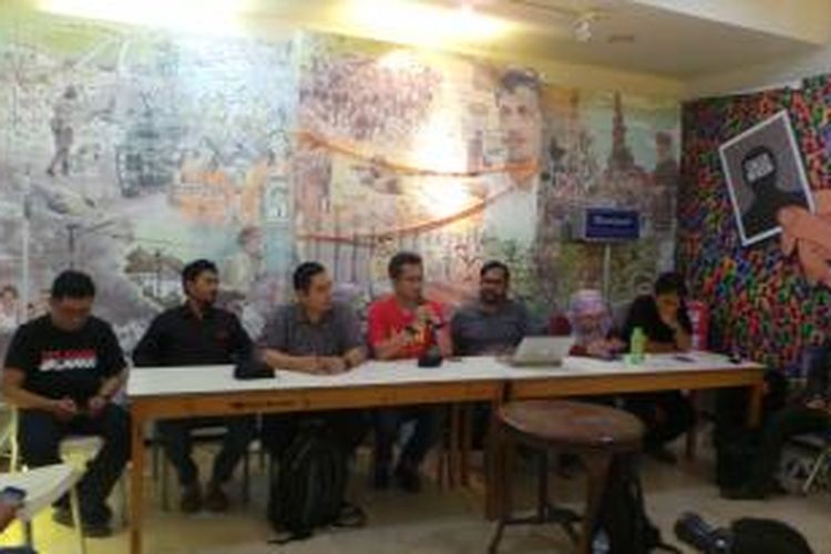 Sejumlah pihak mulai dari aktivis hingga pengacara melakukan konferensi pers terkait penangkapan penyidik KPK Novel Baswedan, di kantor KontraS, Jakarta, Jumat (1/5/2015).