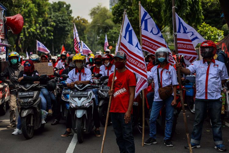 Massa dari Konfederasi Serikat Buruh Seluruh Indonesia (KSBSI) menggelar aksi unjuk rasa menolak pengesahan omnibus law Undang-Undang Cipta Kerja di jalan Medan Merdeka Barat tepatnya depan Gedung Sapta Pesona mengarah ke Istana Negara, Jakarta Pusat, Senin (12/10/2020). Mereka menuntut pengesahan UU Cipta Kerja itu yang tidak mengakomodir usulan dari mitra perusahaan, Undang-undang Cipta Kerja klaster Ketenagakerjaan sangat mendegradasi hak-hak dasar buruh serta mendesak soal kontrak kerja tanpa batas, outsourcing diperluas tanpa batas jenis usaha, upah dan pengupahan diturunkan dan besaran pesangon diturunkan.