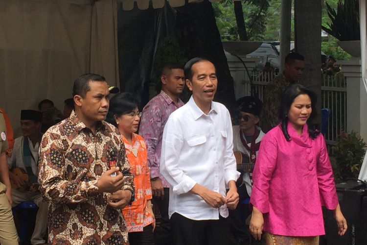 Presiden Joko Widodo dan Ibu Negara Iriana Jokowi Nyoblos di TPS 4 Gambir, Jakarta, Rabu (19/4/2017).
