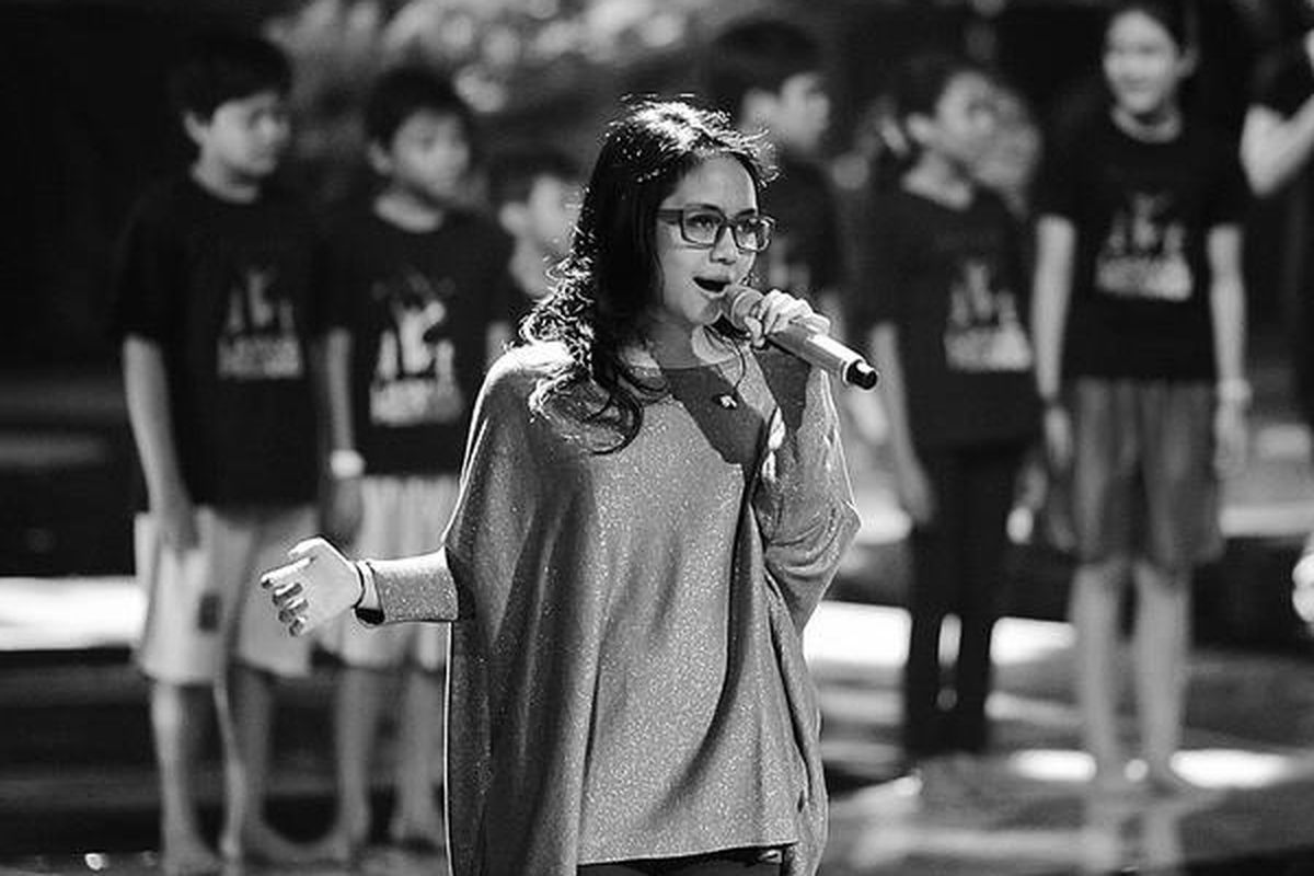 Penyanyi Gita Gutawa bersama para pemain Musikal Laskar Pelangi mengikuti geladi bersih peluncuran Kompas TV di Plenary Hall, Jakarta Convention Center, Senayan, Jakarta, Kamis (8/9). Kompas TV, yang sudah mulai uji coba tayang sejak 30 Agustus 2011, akan resmi diluncurkan malam ini.