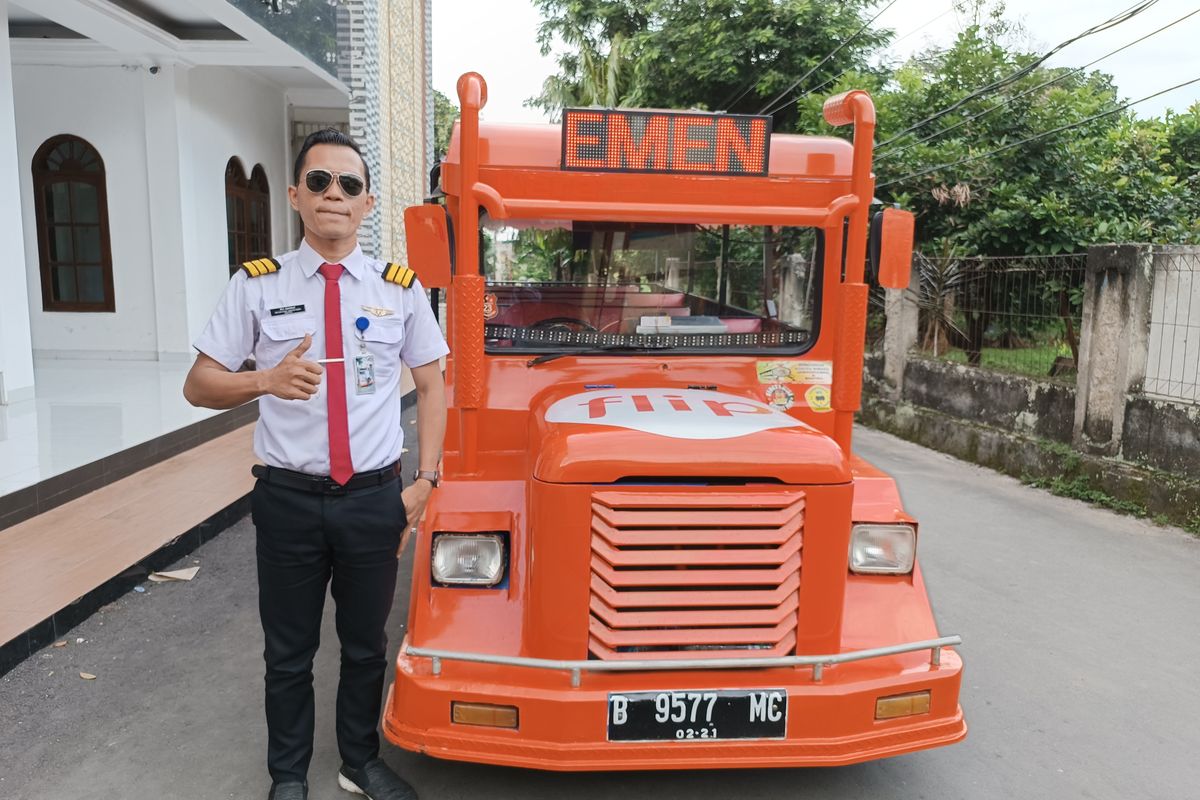 Ari Jambul (32), sopir odong-odong di Tangerang Selatan yang kerap mengenakan seragam pilot. Foto ini diambil Kompas.com pada Rabu (11/1/2023). 