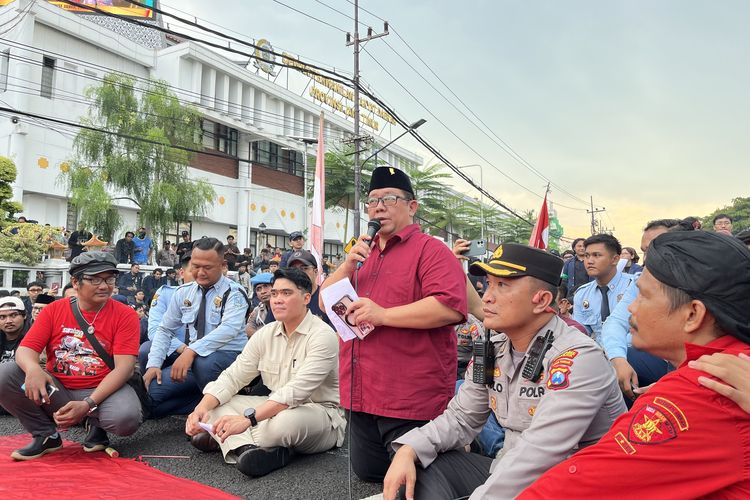 Temui Massa Buruh, DPRD Jatim Janji Rumuskan 8 Tuntutan Aksi Demo May Day