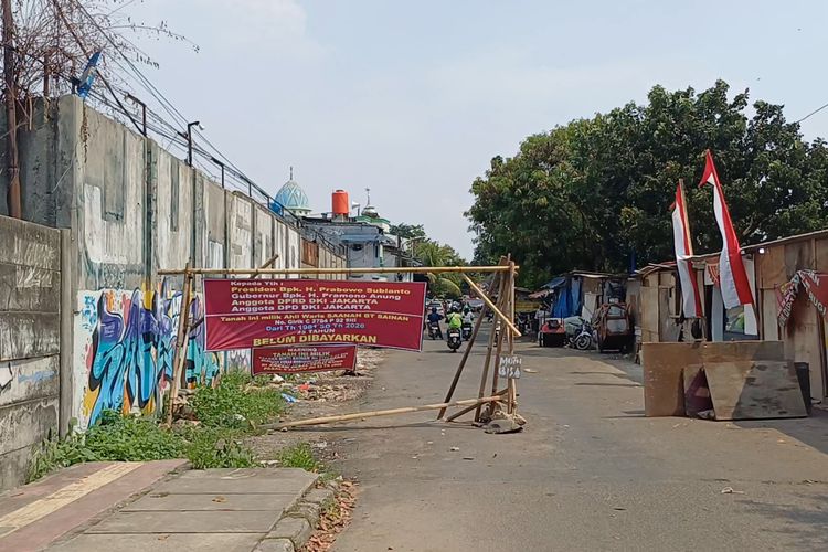 Warga Tutup Jalan Kali Baru Timur, Klaim Tanah Proyek Cengkareng Drain Belum Dibayar