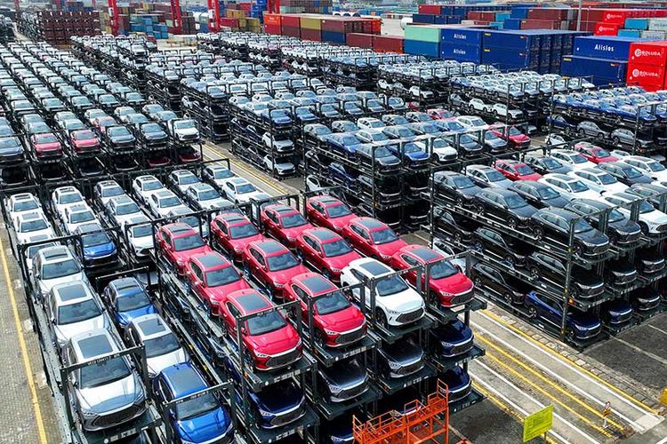 Produsen otomotif China, BYD, berhasil menyalip Tesla sebagai penjual mobil listrik terbesar dunia pada 2025. Penjualan BYD naik signifikan, sementara pengiriman Tesla kembali menurun.