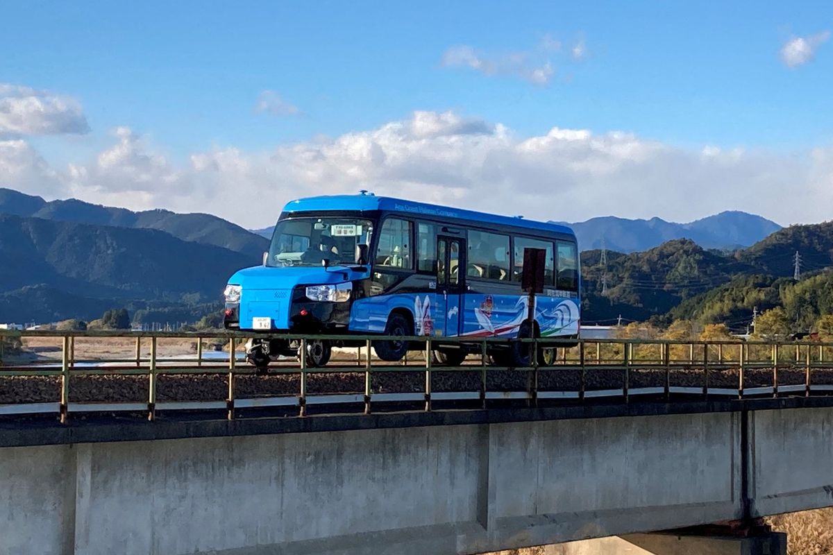 Bus dual-mode vehicle (DMV) di Jepang