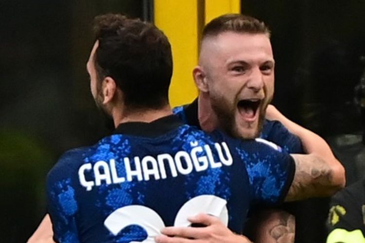 Bek Inter Milan, Milan Skriniar, melakukan selebrasi bersama Hakan Calhanoglu usai menjebol gawang Genoa pada laga Liga Italia 2021-2022 di Stadion Giuseppe Meazza, Sabtu 21 Agustus 2021. 