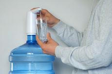 Pemerintah Sahkan Pelabelan Risiko BPA pada AMDK Berbahan Plastik Polikarbonat
