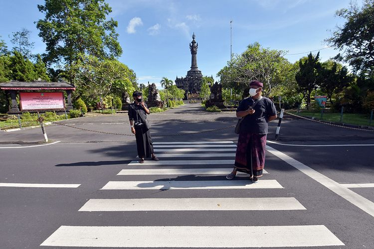 Pecalang atau petugas pengamanan adat Bali memantau situasi di dekat Monumen Perjuangan Rakyat Bali saat Hari Raya Nyepi Tahun Saka 1943 di wilayah Desa Sumerta Kelod, Denpasar, Bali, Minggu (14/3/2021). Pengamanan tersebut untuk menjamin keamanan dan kelancaran umat Hindu dalam menjalani 'catur brata penyepian' dengan tidak bekerja (amati karya), tidak bepergian (amati lelungan), tidak menyalakan api (amati geni) dan tidak bersenang-senang (amati lelanguan) selama 24 jam.