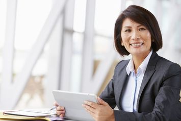 Kelebihan dan Kekurangan Wanita Karir, Berbagi Peran Antara Pekerjaan dan Keluarga