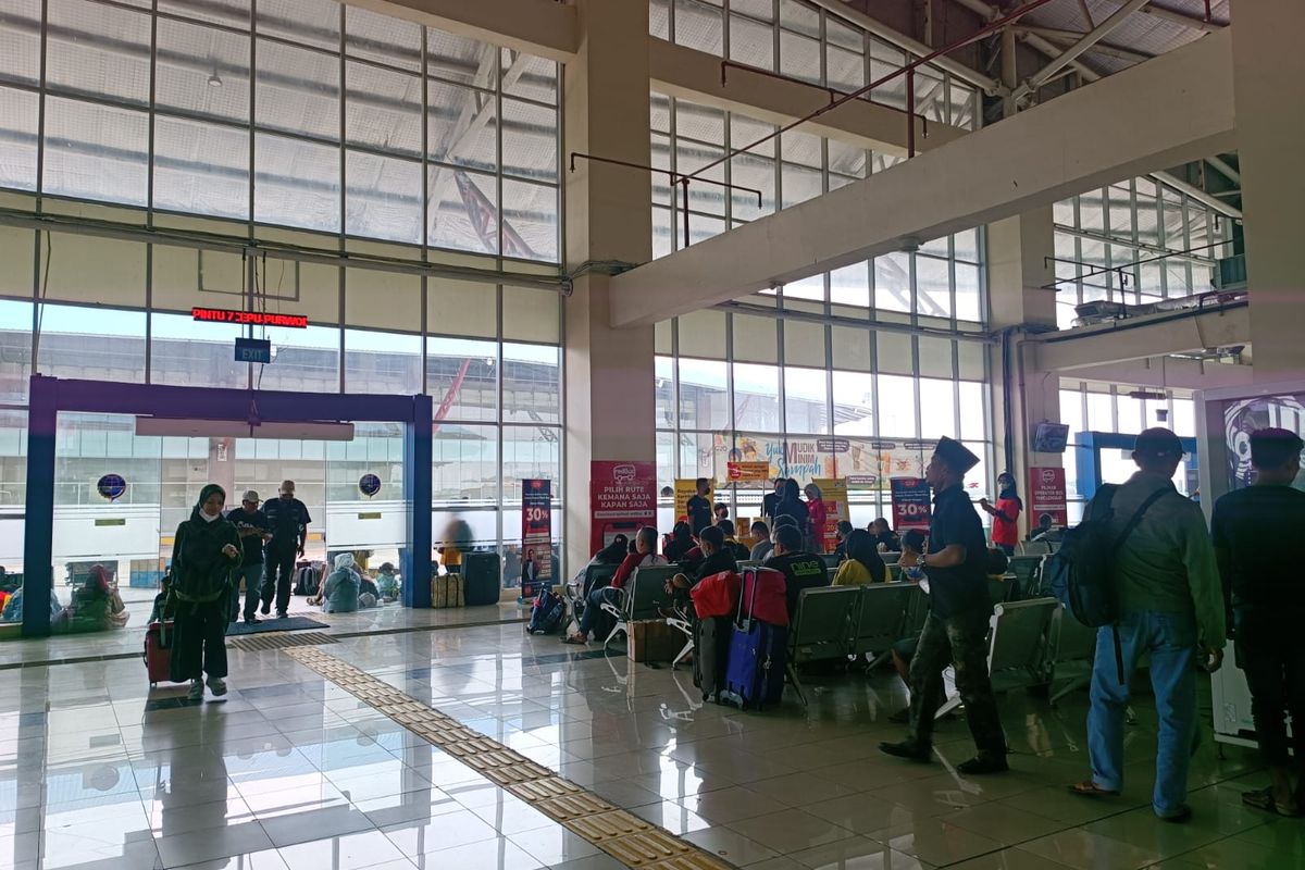 Penumpang memadati Terminal Pulogebang, Jakarta Timur, untuk berangkat mudik, Rabu (19/4/2023).