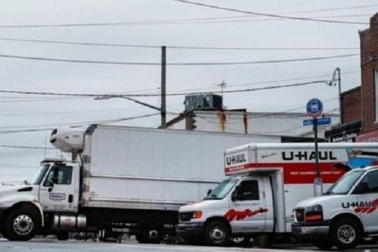 Sebuah truk terparkir di depan rumah pemakaman di New York, Amerika Serikat. Jasa pemakaman terpaksa menyewa truk untuk menyimpan jenazah yang diduga merupakan korban Covid-19.