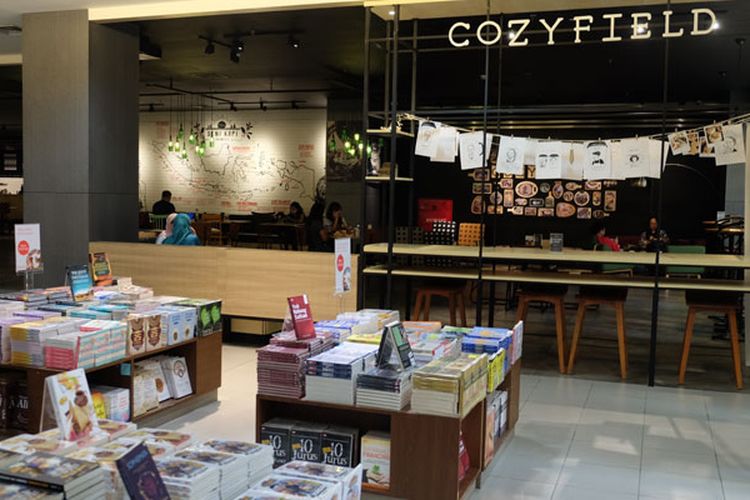 Cozyfield Café di Toko Buku Gramedia merupakan tempat yang tepat apabila kalian ingin membaca buku, mengerjakan tugas atau menunggu teman anda yang sedang mencari buku.