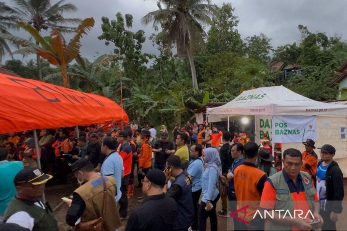 Sejumlah petugas SAR gabungan dan masyarakat memanfaatkan fasilitas layanan kesehatan darurat dan dapur umum yang disediakan oleh Badan Amil Zakat Nasional (Baznas) RI di Cilacap, Jawa Tengah, Minggu (16/11/2025). 