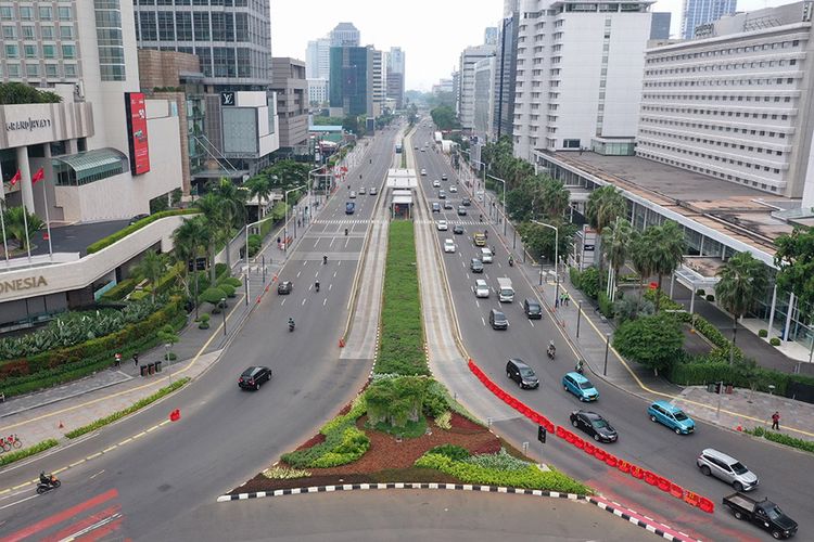 Foto aerial suasana lalu lalang kendaraan di kawasan Bundaran Hotel Indonesia (HI), Jakarta, Senin (14/9/2020). Pada hari pertama penerapan pembatasan sosial berskala besar (PSBB) jilid II atau PSBB pengetatan di DKI Jakarta, arus lalu lintas kendaraan di sekitar Bundaran HI terpantau lancar.