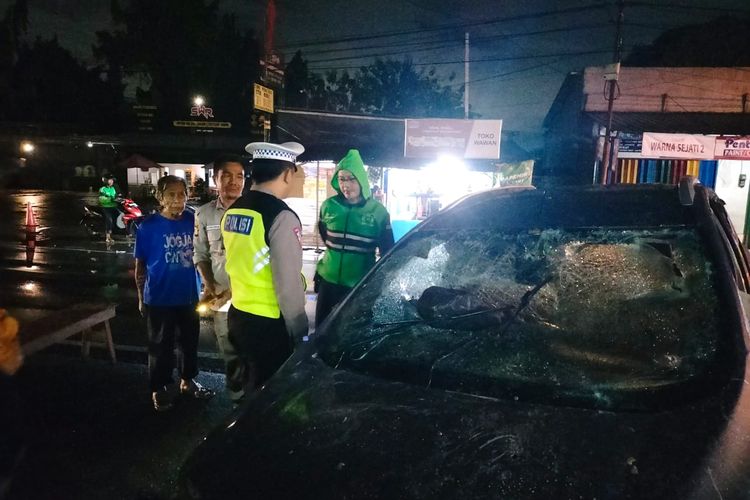 Mobil Ford Ecosport yang dirusak massa buntut salah sangka dugaan pelaku tabrak lari di daerah Rangkapan Jaya Baru, Pancoran Mas, Depok, Sabtu (16/3/2024).