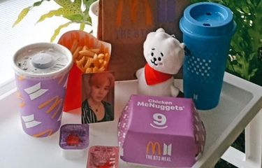 Paket BTS Meal, hasil kolaborasi boyband BTS dengan McD.