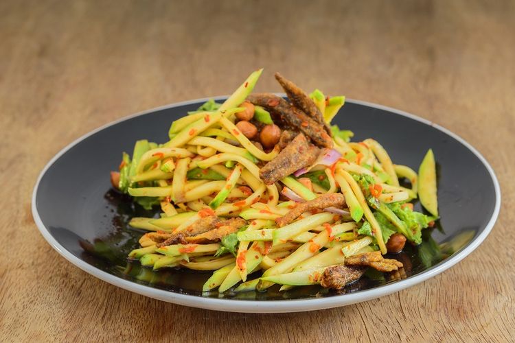 Salad mangga pedas khas Chiang Mai, Thailand DOK Shutterstock