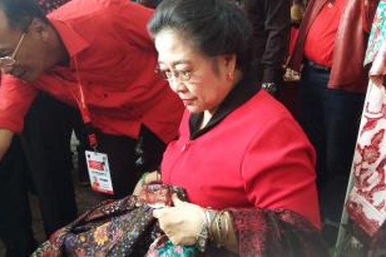 Ketua Umum PDI Perjuangan Megawati Soekarnoputri saat memilih kain batik di sela Rakernas I PDI-P di JIExpo Kemayoran, Jakarta Pusat, Senin (11/1/2016).