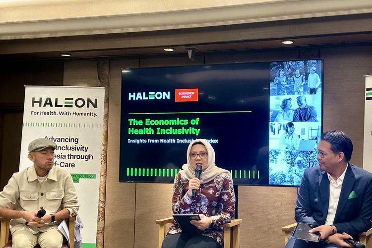 (Kiri ke kanan) Departemen Kependudukan dan Biostatistika, Fakultas Kesehatan Masyarakat, Universitas Indonesia Dr. Wahyu Septiono, S.K.M., M.I.H., Direktur Produksi dan Distribusi Farmasi Kementerian Kesehatan RI, Dita Novianti Sugandi Argadiredja, S.Si., Apt., MM, dan Corporate Affairs Lead South East Asia & Taiwan Haleon, Donny Wahyudi dalam Diskusi Media terkait laporan Health Inclusivity Index (HII) 2025 di Jakarta Pusat, Kamis (18/12/2025).