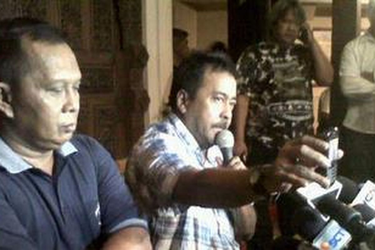 Wakil Gubernur Banten, Rano Karno (kanan), menunjukkan foto putranya, Raka Widyarma, yang disimpan di ponsel kepada para wartawan dalam jumpa pers di kediamannya di kawasan Cinere, Sabtu (10/3/2012) malam. Didampingi ayah kandung Raka, Piter Hidayat (kiri), Rano menceritakan perihal peristiwa penangkapan Raka oleh polisi terkait kepemilihan pil ekstasi.