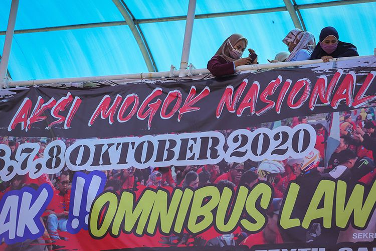 Sejumlah buruh mengikuti aksi mogok kerja di halaman PT Panarub Industry, Kota Tangerang, Banten, Selasa (6/10/2020). Aksi mogok kerja tersebut sebagai bentuk kekecewaan buruh atas pengesahan Undang-Undang Cipta Kerja yang dianggap merugikan kaum buruh.