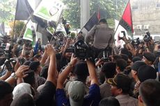 Ungkapan Syukur, Massa Pendukung BG Gendong Polisi